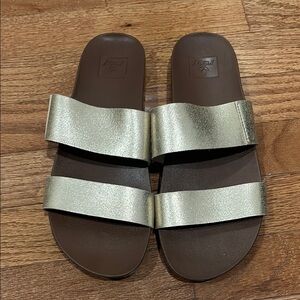 Reef Women’s Cushion Vista. Gold straps. Size 8.